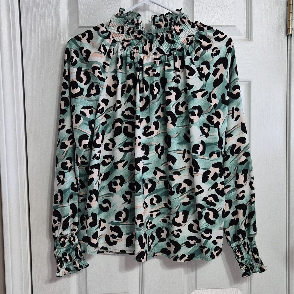 Nine West Long Sleeve Smocked Leopard Print Green Top Blouse Size Small